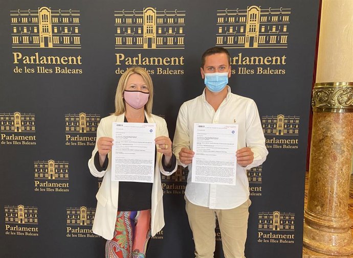 La diputada del PP Núria Riera, antes de resgistrar la PNL.