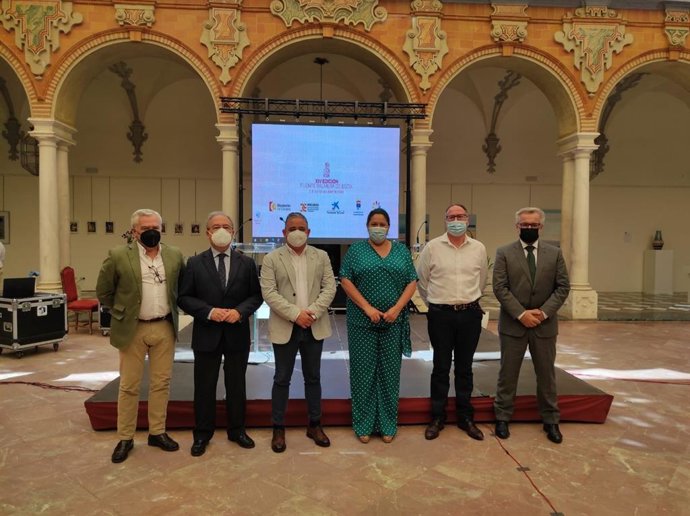 La presidenta de Iprodeco (tercera por la dcha.) en la presentación de Fuente Palmera de Boda.