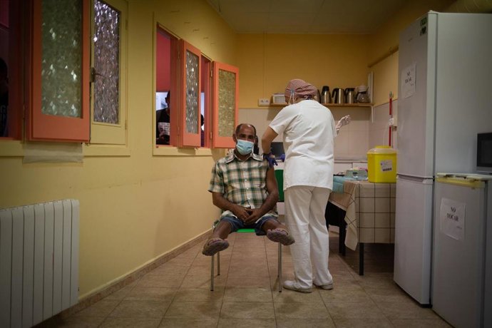 Un usuario de la Fundación Arrels, que se dedica a la atención a personas sin hogar', recibe la vacuna Janssen contra el coronavirus en la sede de la entidad en la calle Riereta de Barcelona, este jueves 3 de junio de 2021.