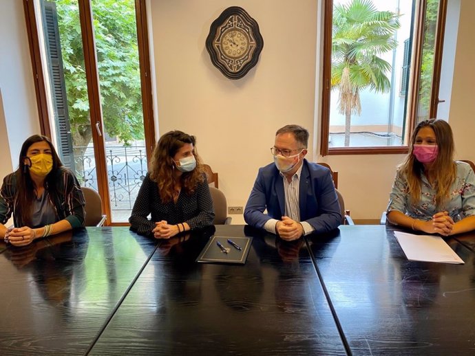 El conseller de Movilidad y Vivienda, Josep Marí, y la alcaldesa de Esporles, Maria Ramon, durante la firma de un convenio que permitirá la construcción de la primera promoción de vivienda pública del Ibavi en el municipio.