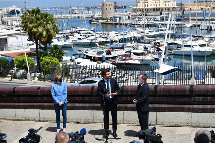 El presidente del PP, Pablo Casado (centro), y el presidente de Ceuta, Juan Vivas (d), ofrecen declaraciones a los medios tras mantener una reunión, a 3 de junio de 2021, en Ceuta (España). 