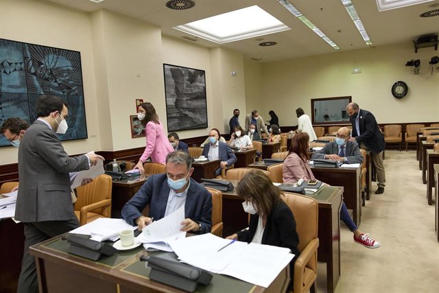 Asistentes en una Comisión de Justicia, a 3 de junio de 2021, en la Sala Cánovas del Congreso de los Diputados, Madrid, (España). Durante la comisión abordarán el Proyecto de Ley Orgánica de aplicación del Reglamento (UE) 2017/1939 del Consejo, de 12 de o