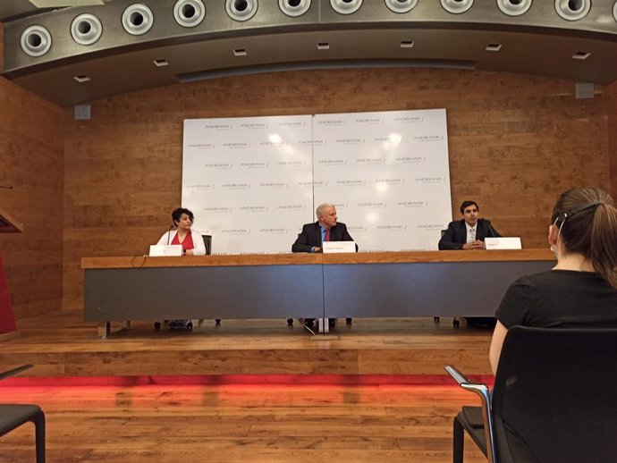 María Zarco, Josep M. Cabanes y Abel Navajas en la sede de Andbank.