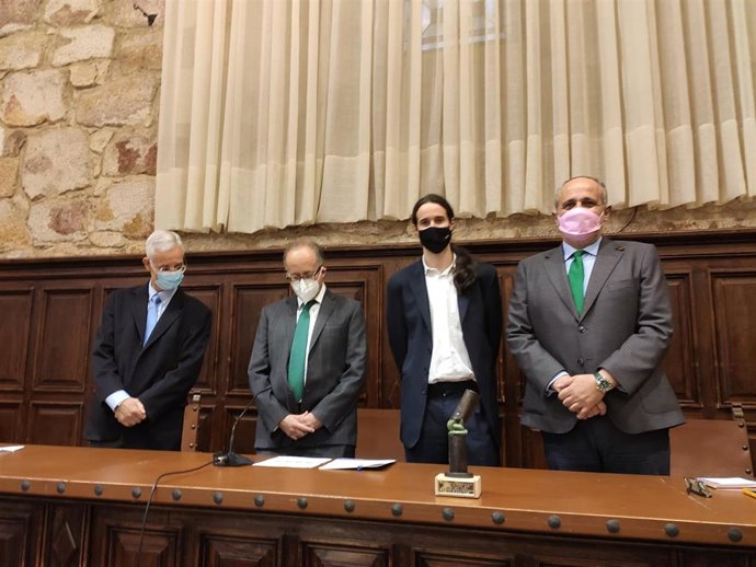 El bioquímico Iñaki Martín-Subero, segundo por la derecha, junto a representantes de la USAL y de la Fundación Diz Pintado.