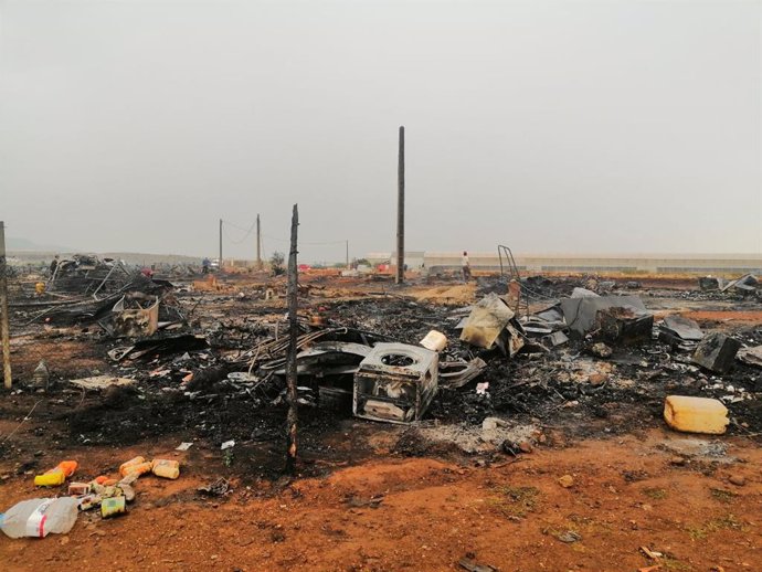 Restos del incendio en el poblado chabolista de Los Albaricoques o 'Walili' de Níjar (Almería)