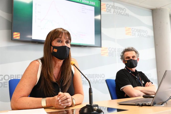 La consejera de Sanidad de Aragón, Sira Repollés, junto al director general de Salud Pública, Francisco Javier Falo, en la rueda de prensa.