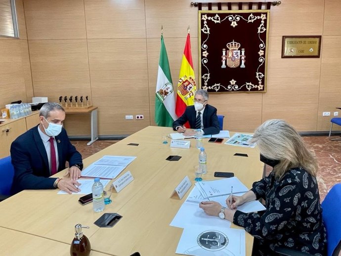 Grande-Marlaska con el subdelegado del Gobierno en Cádiz en una reunión de trabajo este jueves