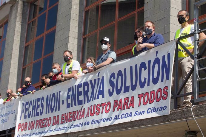 El presidente del Comité de Empresa de Alcoa, José Antonio Zan, se dirige a varios sindicalistas y trabajadores durante una concentración que conmemora el año de lucha por la planta de aluminio