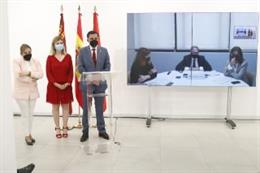 El alcalde de Murcia, José Antonio Serrano, y la concejala Paqui Pérez, en la reunión con responsables de Fundación "la Caixa"