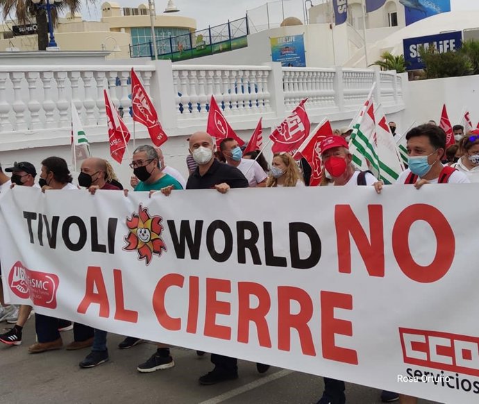 Marcha reivindincativa de CCOO y UGT junto a trabajadores por la contiuidad y reapertura del parque de ocio Tívoli World de Benalmádena