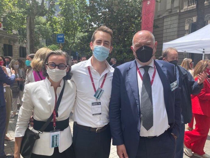 El candidato a decano del Colegio de la Abogacía de Barcelona (Icab) en las elecciones de este jueves junto con Cristian Navarro y Teresa Vallverdú de su candidatura.