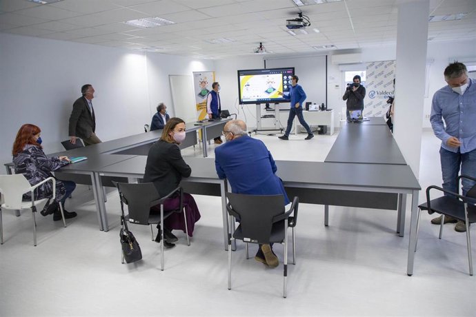 La Consejera De Economía Y Hacienda, María Sánchez, Y El Consejero De Sanidad, Miguel Rodríguez, Visitan A Los Responsables Del Proyecto Ti-Chron