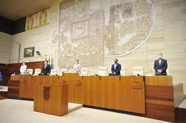 Mesa de la Asamblea de Extremadura en un momento de la sesión plenaria de la institución