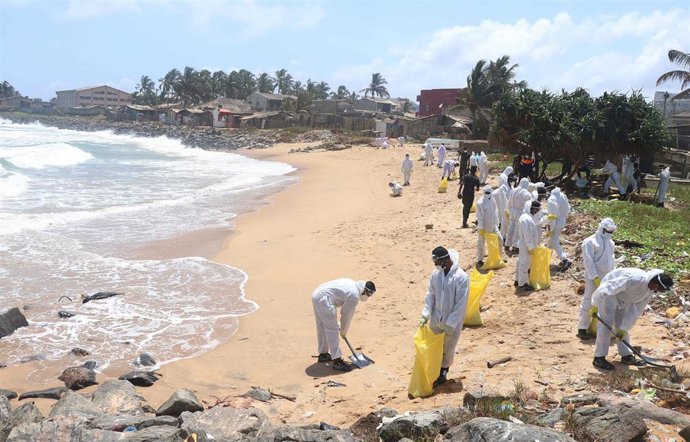 El Ejército de Sri Lanka retira parte del vertido provocado por el incendio del buque mercante 'X-Press Pearl' frente a las costas de la isla.