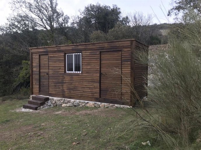 Caseta del guarda vacía.