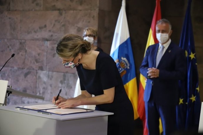 La ministra de Trabajo y Economía Social, Yolanda Díaz, suscribe el nuevo convenio para el desarrollo del Plan Integral de Empleo de Canarias