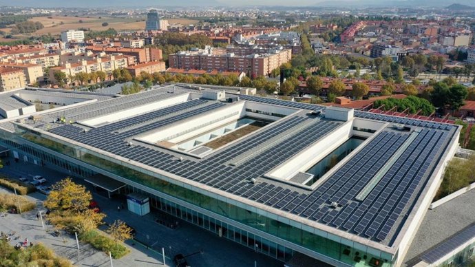 La cubierta del Hospital de Mollet con todas las placas fotovoltaicas