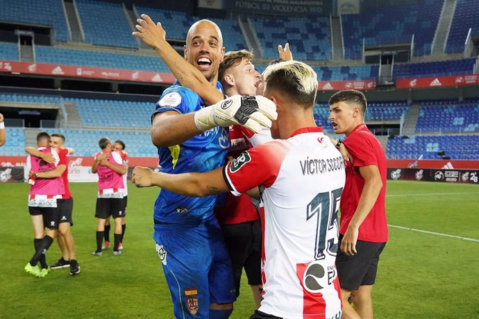 Archivo - Jugadores del Logroñés celebran su ascenso a Segunda División y su vuelta al fútbol profesional 20 años después