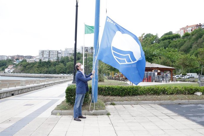 El concejal de Servicios Urbanos Ambientales y Calidad Ambiental, Joseba Arregi, iza la Bandera Azul en Ereaga.