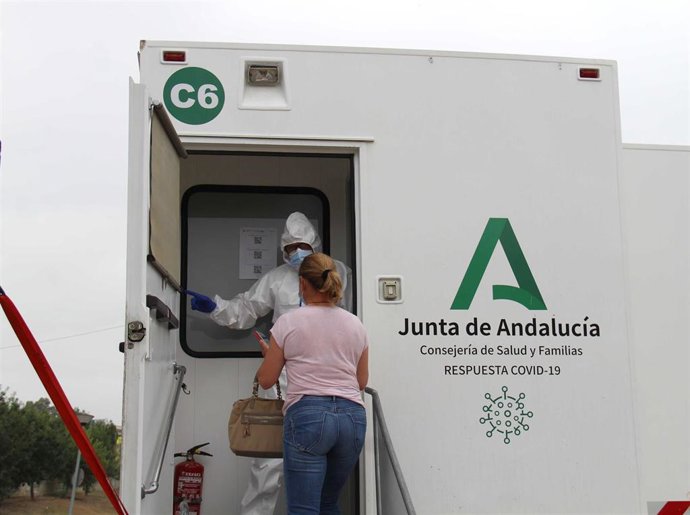 Una ciudadana acude al cribado masivo en Cártama