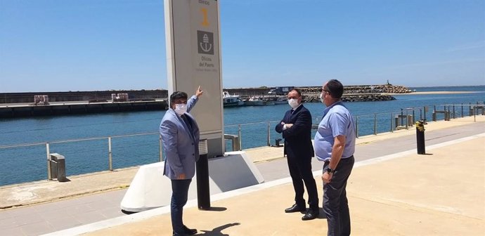 El delegado de Fomento en la provincia de Huelva, José Manuel Correa, durante su visita este jueves al puerto.
