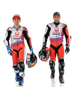 Los pilotos del equipo Pramac Racing Ducati, el español Jorge Martín y el francés Johann Zarco