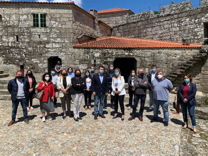 Cargos socialistas de la Costa da Morte junto al secretario xeral del PSdeG, Gonzalo Caballero, en el Castelo de Vimianzo