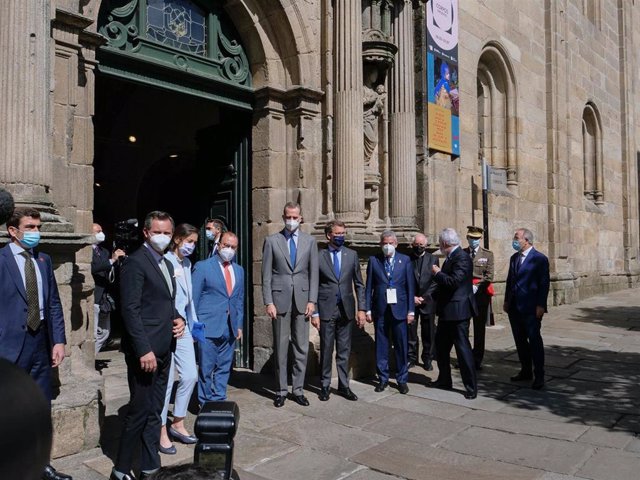 La ministra Reyes Maroto (2i); el Rey Felipe VI (4i) y el presidente de la Xunta de Galicia, Alberto Nuñez Feijóo (5i), a su llegada a la inauguración del I Congreso Mundial Xacobeo en el Colegio de Fonseca, a 3 de junio de 2021, en Santiago de Compostela