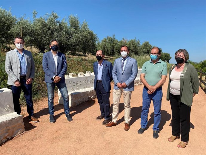 Autoridades en la inauguración del Aula del Geoparque de Doña Mencía.