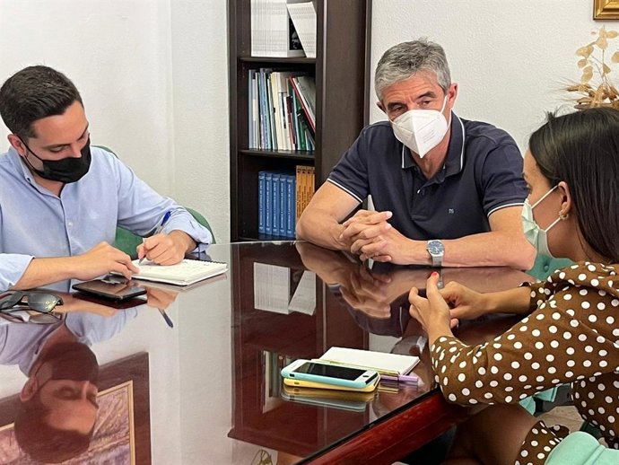 El vicepresidente de la Fundación Provincial de Cultura, Antonio González Mellado, durante el encuentro con el alcalde de Arcos de la Frontera, Isidoro Gambín, y la concejala de Cultura, María Macías.