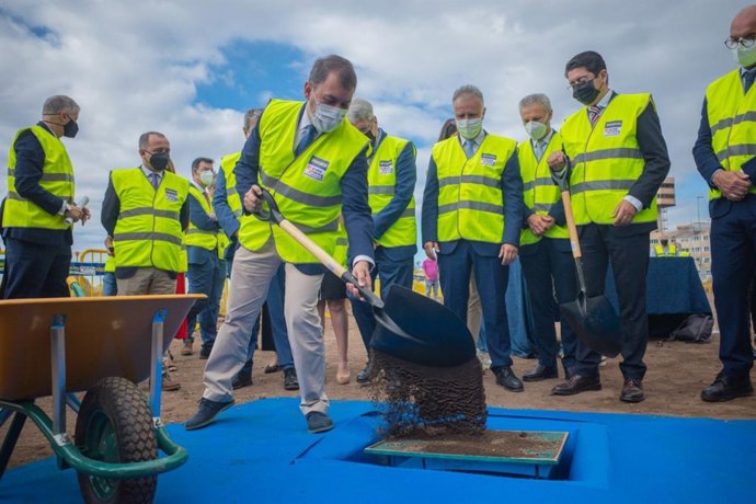Acto protocologario de colocación de la primera piedra de la futura playa de Valleseco