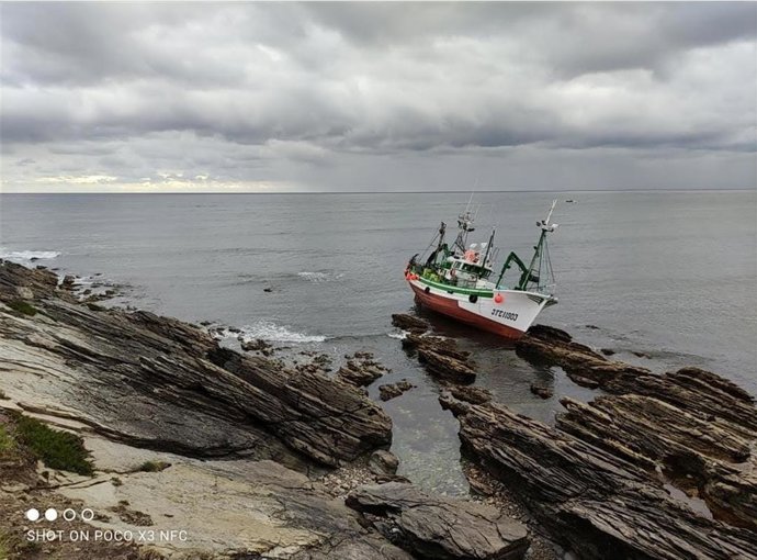 Pesquero 'Virxe dos Milagros' encallado en Burela (Lugo).