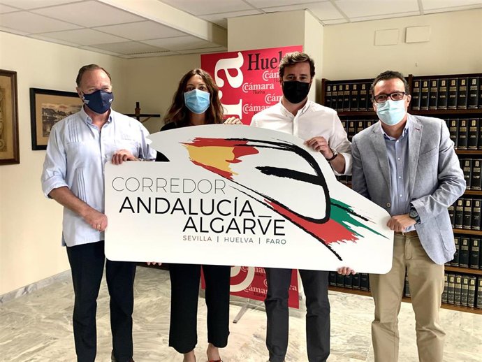 La secretaria general del PP andaluz, Loles López, junto al presidente de la Federación Onubense de Empresarios (FOE), José Luis García-Palacios Álvarez, y de la Cámara de Comercio de Huelva, Daniel Toscano.