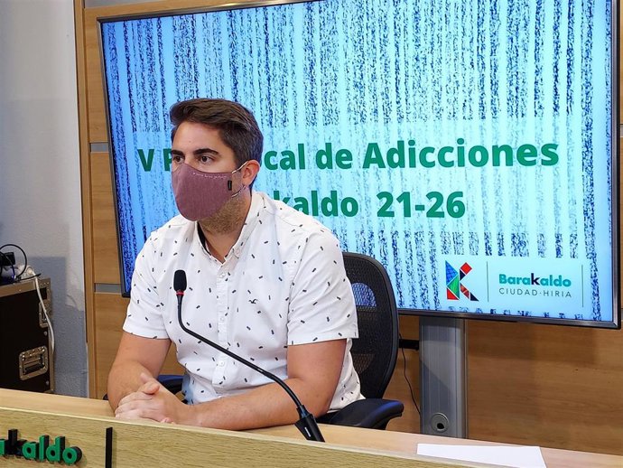 El concejal de Juventud de Barakaldo, Jonathan Martín, en rueda de prensa.
