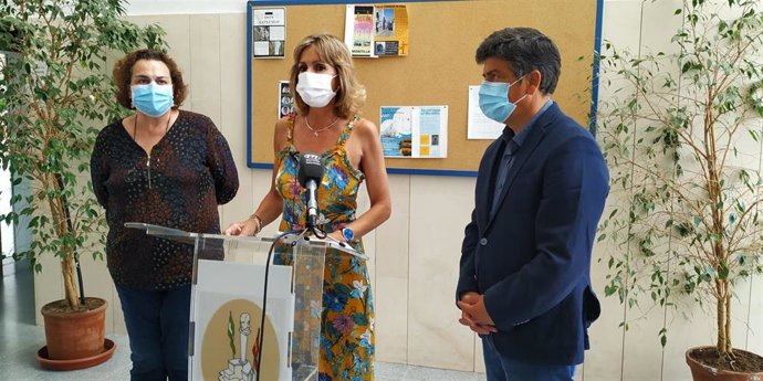 La delegada de Educación y Deporte de la Junta de Andalucía en Córdoba, Inmaculada Troncoso (centro), en su visita a Montilla.