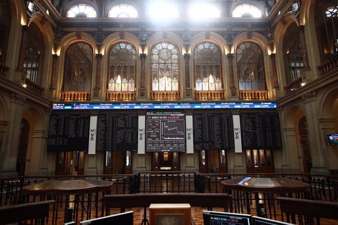 Archivo - Interior del Palacio de la Bolsa, donde el Ibex 35 se ha anotado un avance del 0,26%, hasta los 8.657,7 puntos, en Madrid (España), a 16 de marzo de 2021. El Ibex 35 ha registrado esta subida con los inversores a la espera de la reunión de mañ