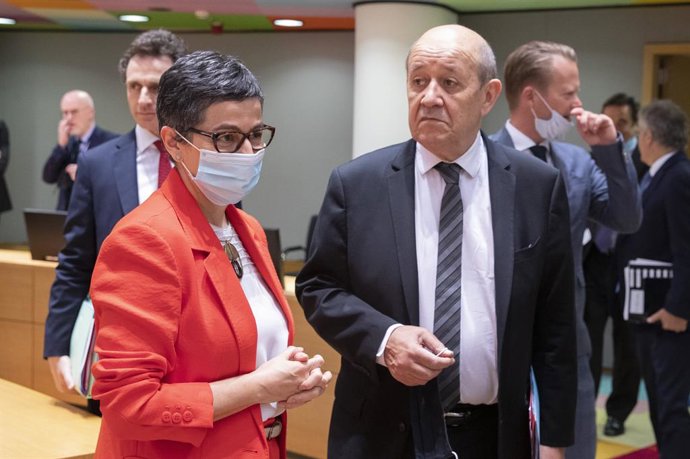Archivo - HANDOUT - 13 July 2020, Belgium, Brussels: French Foreign Minister Jean-Yves Le Drian (R)and Spanish Foreign Minister Arancha Gonzalez Laya attend the European Union Foreign Ministers Council meeting. Photo: Zucchi-Enzo/EU Council/dpa - ATTEN