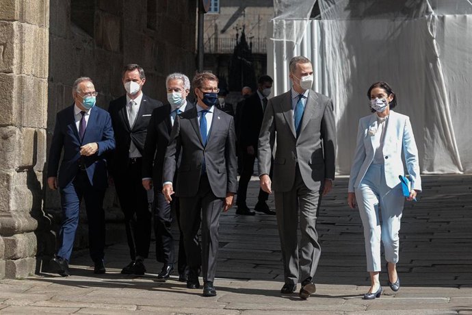 Archivo - El presidente de la Xunta de Galicia, Alberto Nuñez Feijóo (4i); el Rey Felipe VI (5i) y la ministra de Industria, Comercio y Turismo, Reyes Maroto (6i), a su llegada a la inauguración del I Congreso Mundial Xacobeo en el Colegio de Fonseca