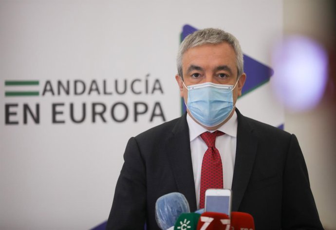 Archivo - El eurodiputado Luis Garicano atiende a los medios tras la reunión con el vicepresidente de la Junta, Juan Marín, en calidad de presidente del órgano gestor Next Generation y la eurodiputada Susana Solís. En el Palacio de San Temo, Sevilla (An