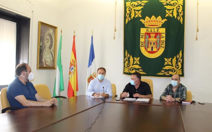 El diputado de Bienestar Social, David de la Encina, durante la reunión mantenida en Olvera.