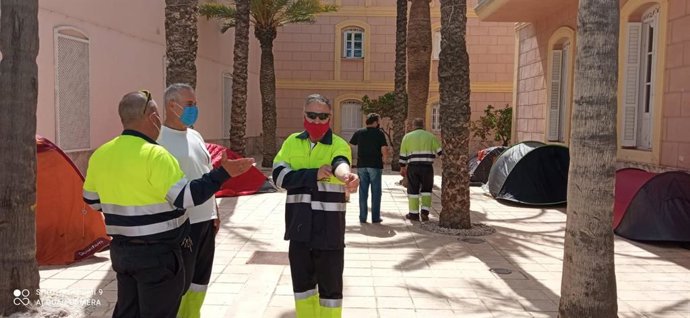 Operarios montan las tiendas de campaña en el Ayuntamiento de Carboneras