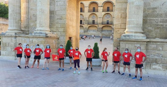 Participantes en una de las rutas solidarias del Club de Montaña y Escalada Verticalia.