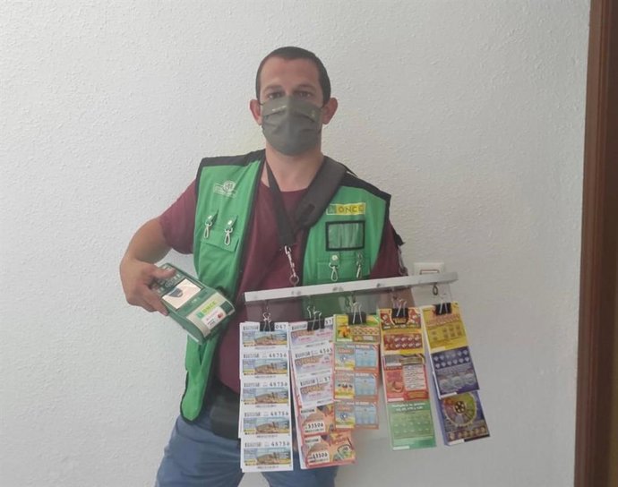 El vendedor afiliado a la ONCE Rafael María Lucena Moreno.