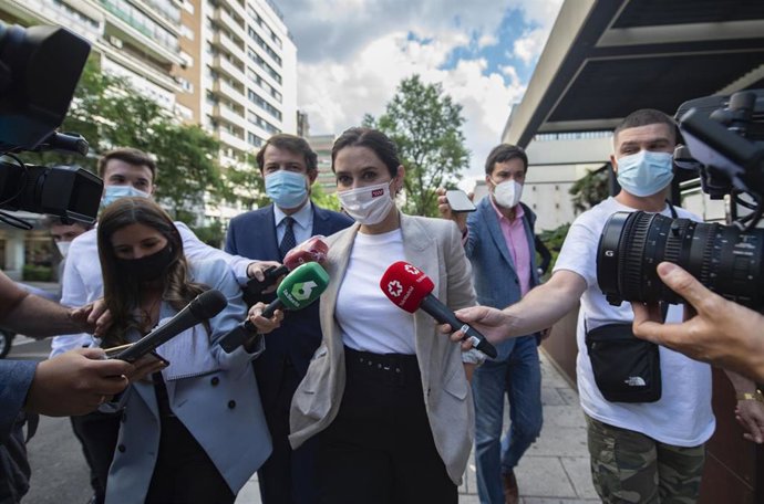 La presidenta en funciones de la Comunidad de Madrid, Isabel Díaz Ayuso, ofrece declaraciones a los medios, a su llegada al acto de clausura del VII Foro Guadarrama en el Hotel Meliá Castilla, a 3 de junio de 2021, en Madrid (España).