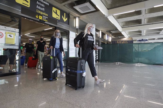 Archivo - Viajeros procedentes de Alemania llegan al Aeropuerto de Palma de Mallorca el día en el que arranca en Baleares el plan piloto para la reapertura del turismo.