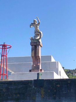 Escultura de Xixili ubiada en el Puerto de Bermeo