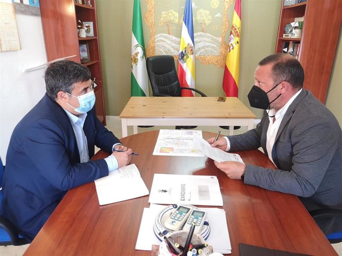 Reunión del delegado de Fomento,Infraestructuras y Vivienda, José Manuel Correa, con el alcalde de San Silvestre de Guzmán, José Alberto Macarro.