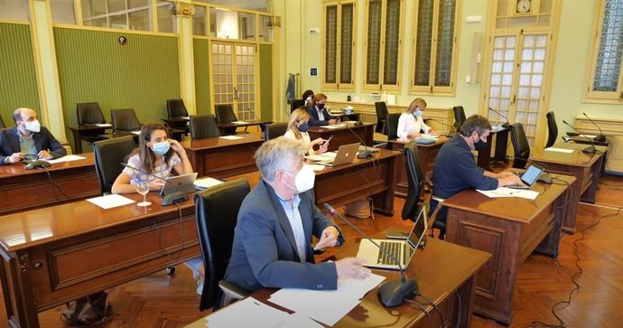 El Parlament pide medidas para corregir "masculinización" o "feminización" de estudios de FP.