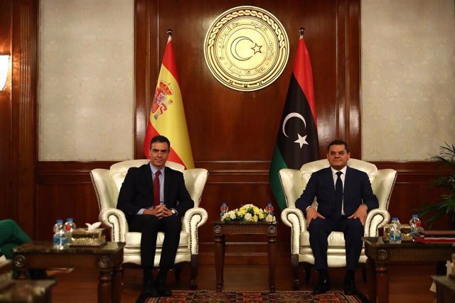 El presidente del Gobierno, Pedro Sánchez, y el primer ministro de Libia, Abdul Hamid Dbeibé, en Trípoli