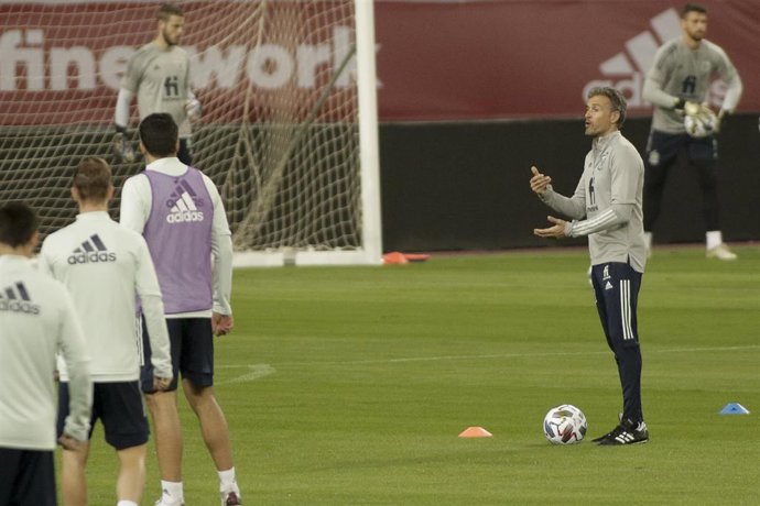 Archivo - Luis Enrique dando instrucciones en un entrenamiento de la selección